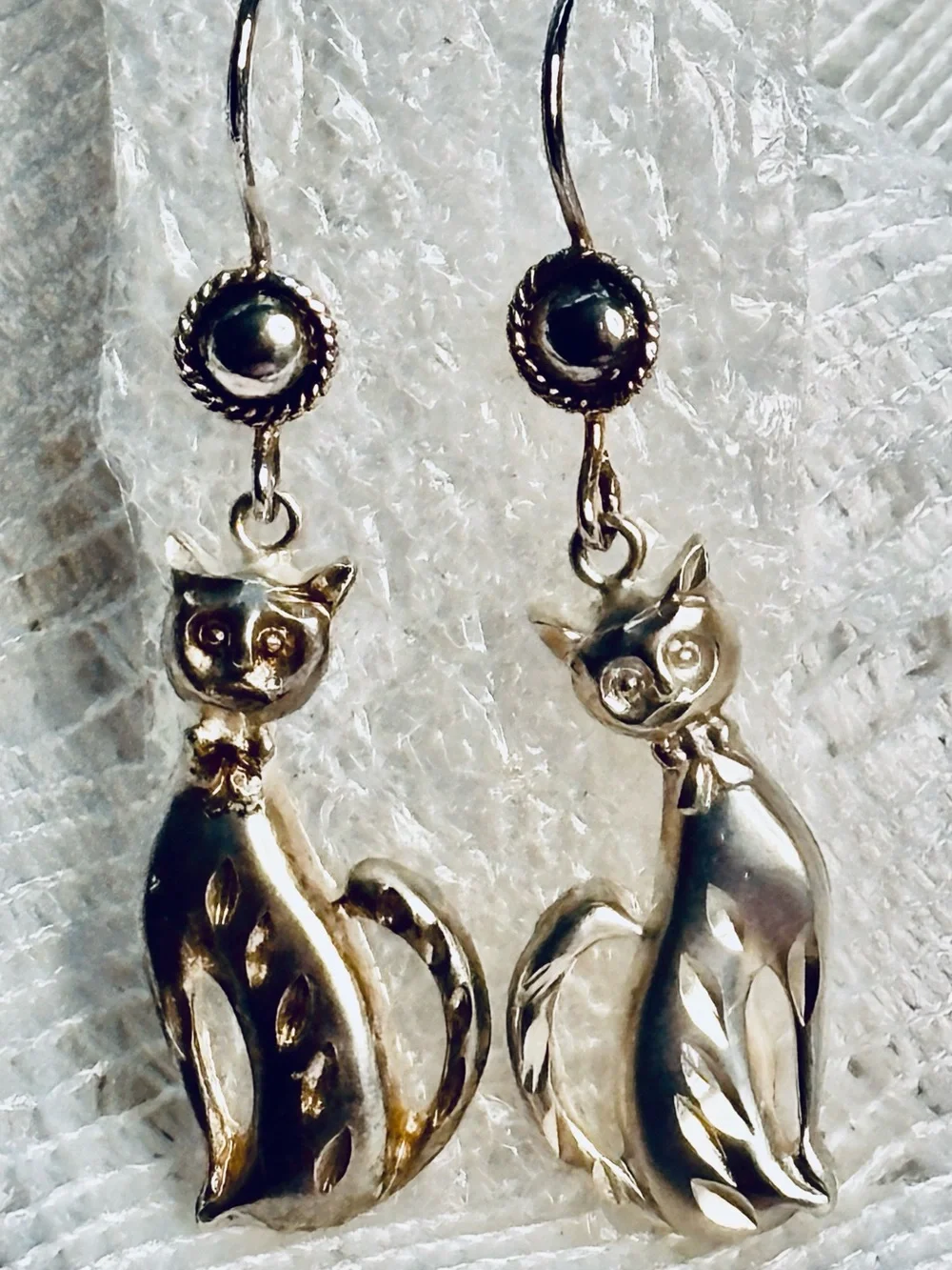 Vintage-Inspired Silver Cat Dangle Earrings - Elegant Cat Silhouette